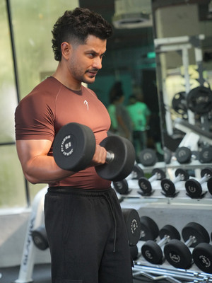 FuaarK Solid Men Round Neck Brown T-Shirt