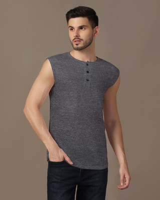 GEUM Solid Men Henley Neck Grey T-Shirt