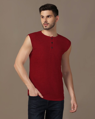GEUM Solid Men Henley Neck Maroon T-Shirt