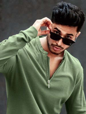 MANIAC Solid Men Henley Neck Green T-Shirt