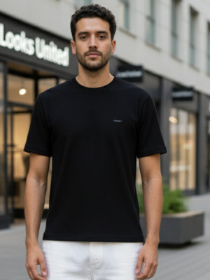 Looks United Solid Men Round Neck Black T-Shirt
