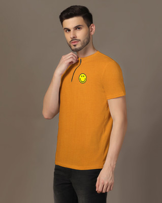 GEUM Graphic Print Men Mandarin Collar Gold T-Shirt