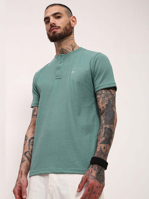 SHOWOFFFF Solid Men Henley Neck Green T-Shirt