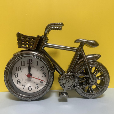 Spiaty Analog Silver Clock