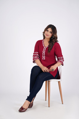 Emica Women Embroidered Straight Kurta(Maroon)