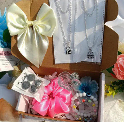 hetu Gift Box, Jewellery, Bracelet, Artificial Flower Gift Set