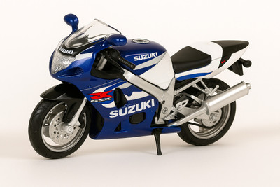 The essential hub Bbur@go $uzuki GSX-R750 1:18 Scale Diecast Bike Model(Blue)