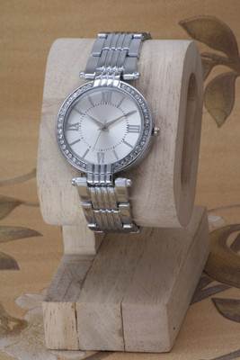 VIRAKTI New Fashionable Designer Round Dial Fancy Metal Chain Belt New Fashionable Designer Round Dial Fancy Metal Chain Belt Analog Watch  - For Girls