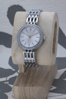 Rizino Trendy Diamond Modal Round Dial Designer Shiny Metal Belt Trendy Diamond Modal Round Dial Designer Shiny Metal Belt Analog Watch  - For Girls