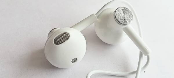 Headset with mic under discount 200