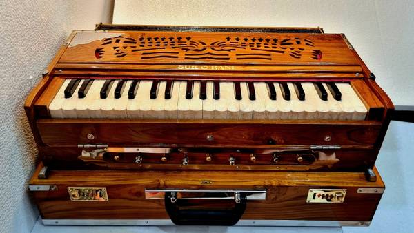 SUR O BANI SUR O BANI HARMONIUM 2LINE PALITANA RIDS BASS MALE (VERTICAL) PORTABLE 42KEYS Sur11 3.5 Octave Hand Pumped Harmonium