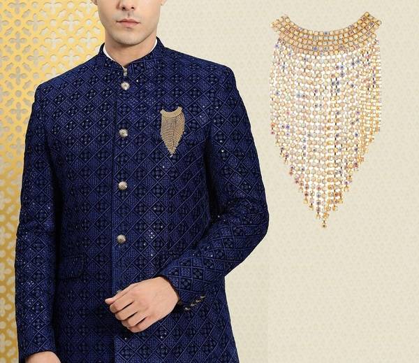Kurta outlet with brooch