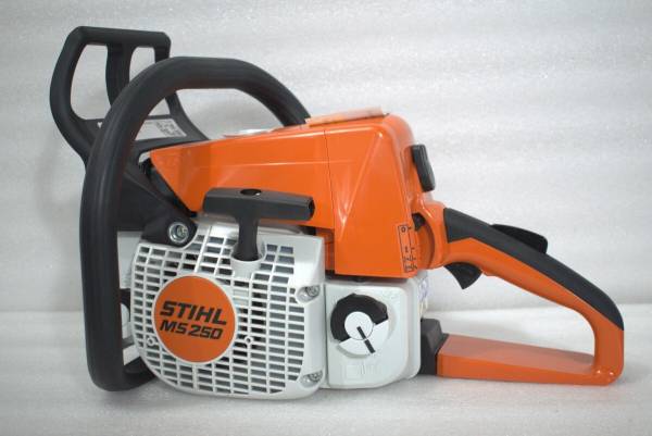 STIHL MS 250 with 20" Guide bar Fuel Chainsaw