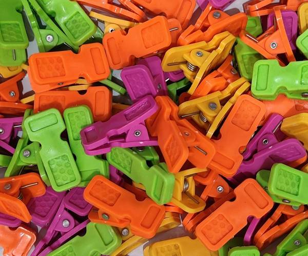QUYZO Rainbow Multi Purpose Heavy duty Cloth Clips. Plastic Cloth Clips