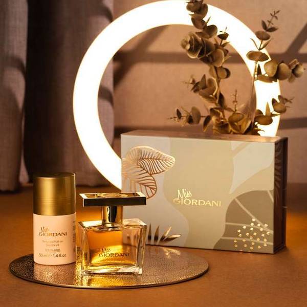 Oriflame Sweden MISS GIORDANI GOLD GIFT SET (INCLUDES A PERFUME & ROLL-ON DEODORANT)