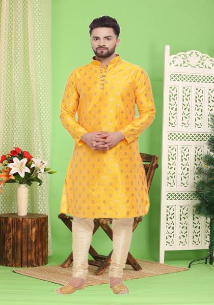 Larwa Men Kurta Pyjama Set