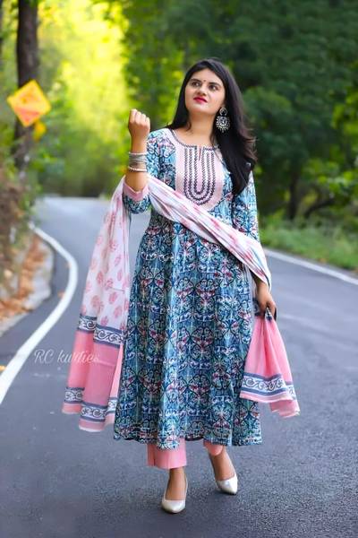 PILUDI Women Kurti Pant Dupatta Set