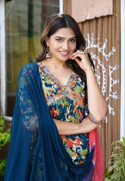 Vastranikhar Women Kurta Pant Dupatta Set