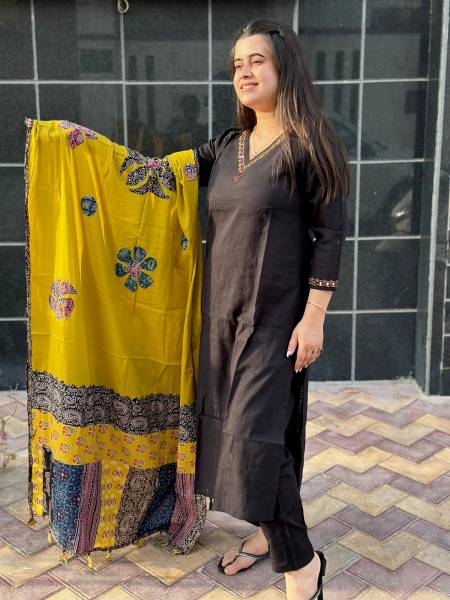 Gosriki Women Kurti Pant Dupatta Set