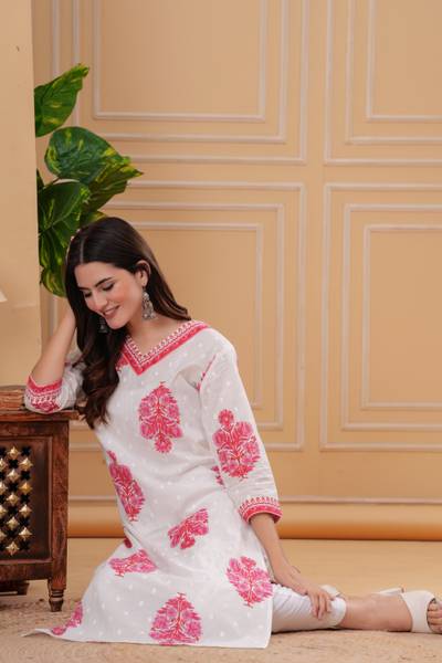 BKApparels Women Printed Straight Kurta