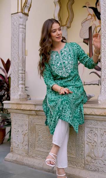 Wawlooks Women Embroidered Straight Kurta