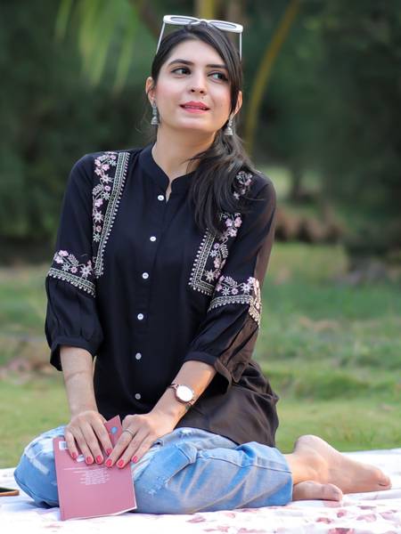 Youthnic Women Embroidered Straight Kurta
