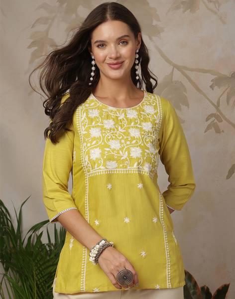 Uparna Women Embroidered Straight Kurta