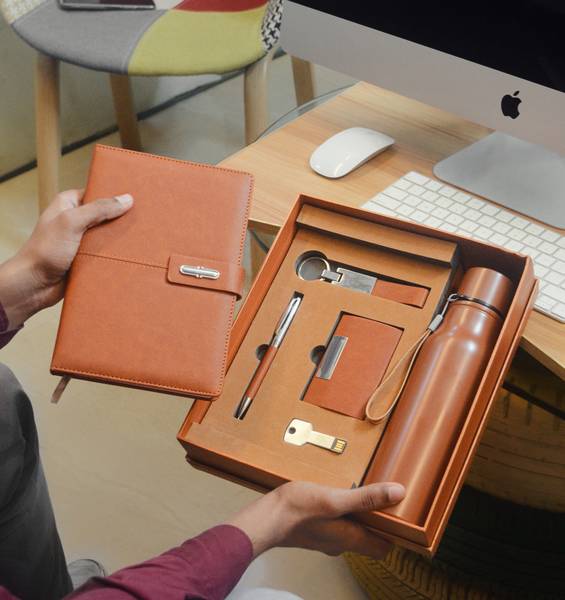 The Bling Stores Corporate Gift Set 6 in 1:Diary:Keychain:Metal Pen:Bottle:card holder:Pendrive Office Set