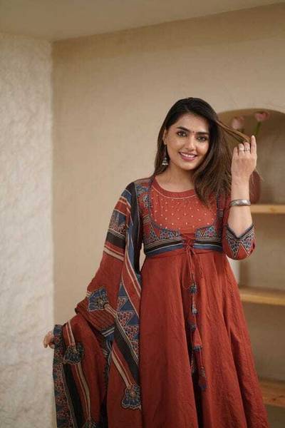 UJJALGARMENTS Floral Print Kurta, Churidar & Dupatta Set
