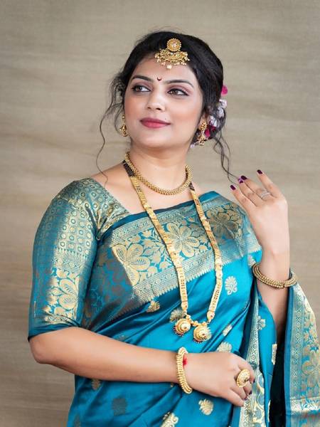 GajGajra Woven Kasavu Silk Blend Saree