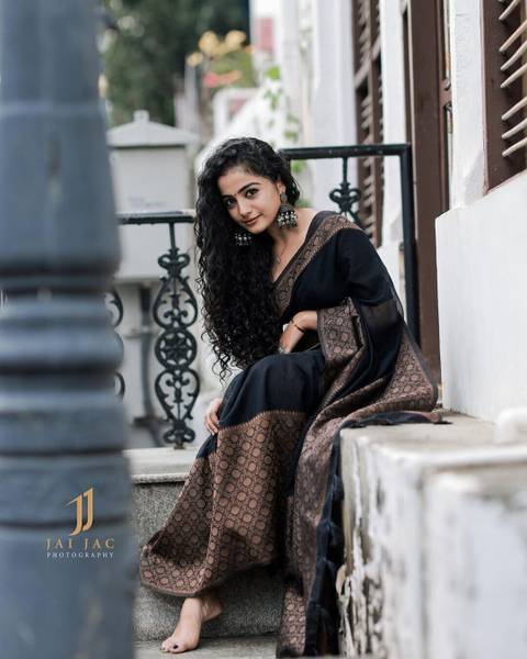 AVANTIKA FASHION Woven Kanjivaram Pure Silk, Art Silk Saree