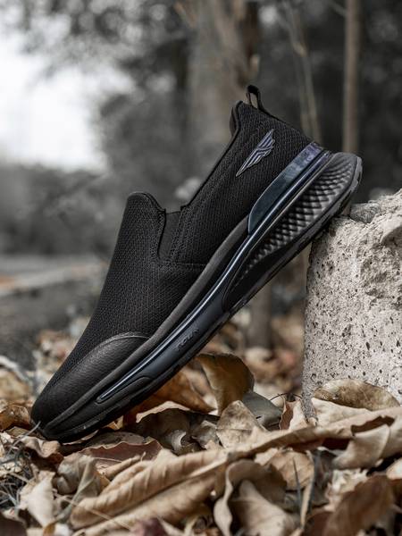 Red tape skechers 2025