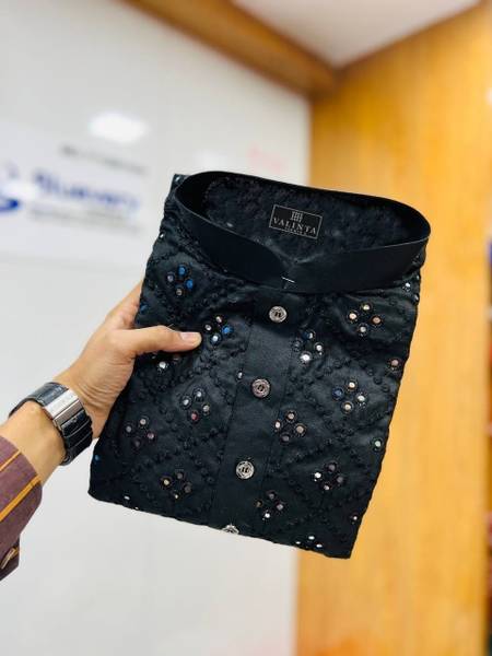 Saisamarh Men Embroidered Straight Kurta