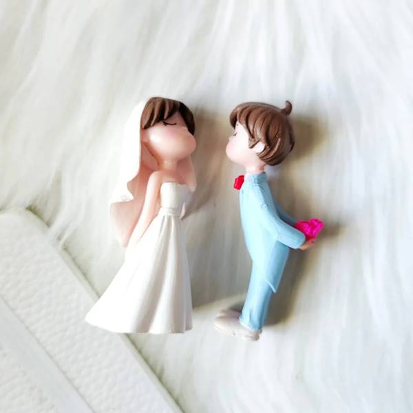 Crafts for Aesthetic Cute Couple Kissing Miniature Bride Groom Couple Figurines Statue Decorative Showpiece - 7 cm