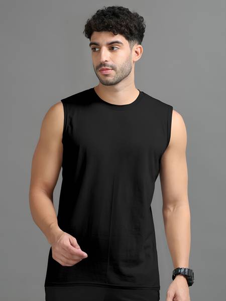Moordale Solid Men Round Neck Black T-Shirt