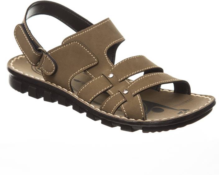 paragon chappal man