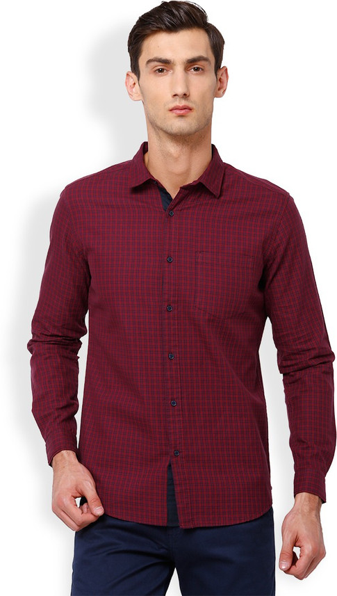 maroon shirt with dark blue jeans