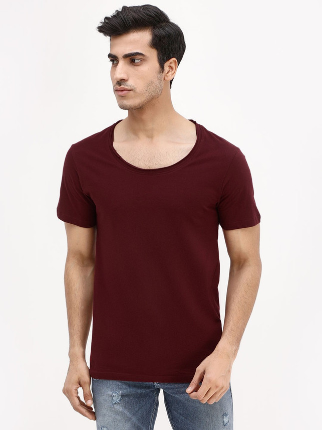 maroon t shirt outfit men