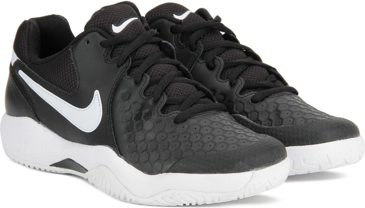 black and white nike tennis shoes