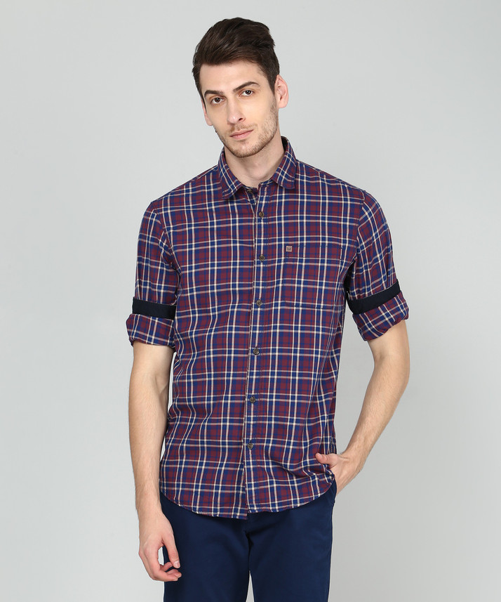 maroon shirt blue jeans