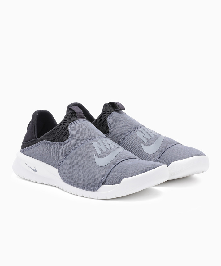 nike benassi tennis shoes