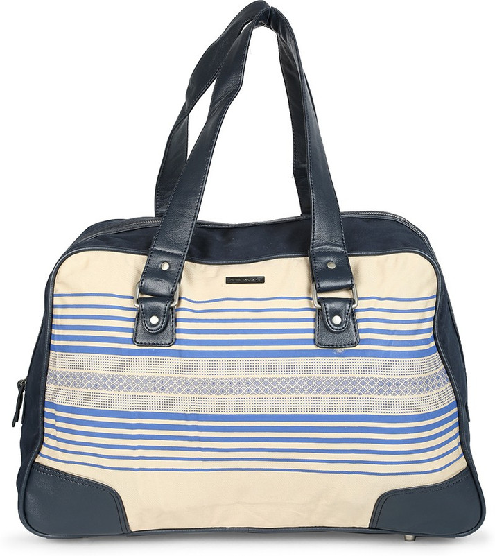 peter england duffle bag price