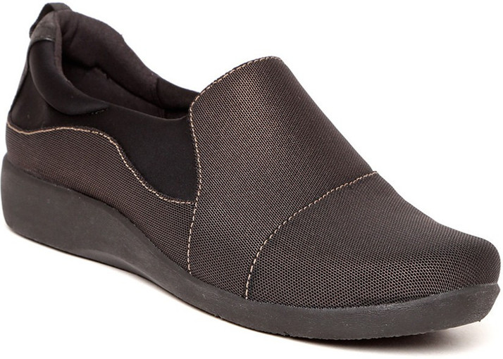 clarks women's slip on sneakers
