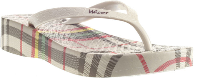 waves chappals