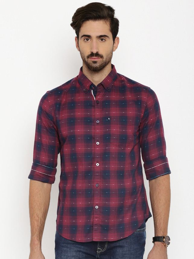 maroon shirt with dark blue jeans