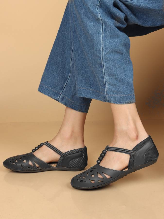 Women Black Flats Sandal Price in India