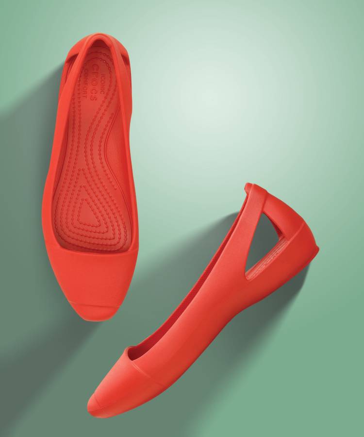 CROCS Sienna Women Red Flats Price in India, Full Specifications & Offers |  