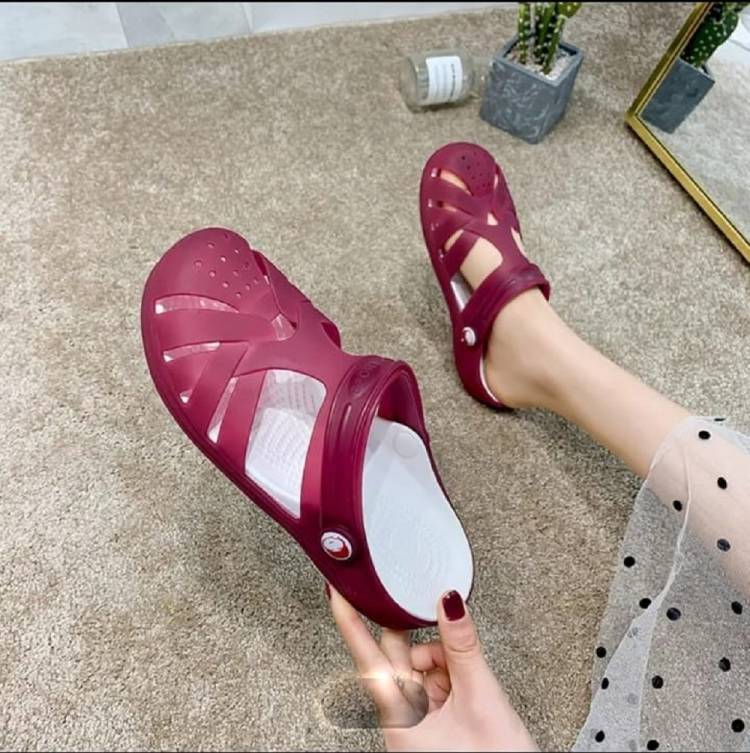 Women Maroon Flats Sandal Price in India