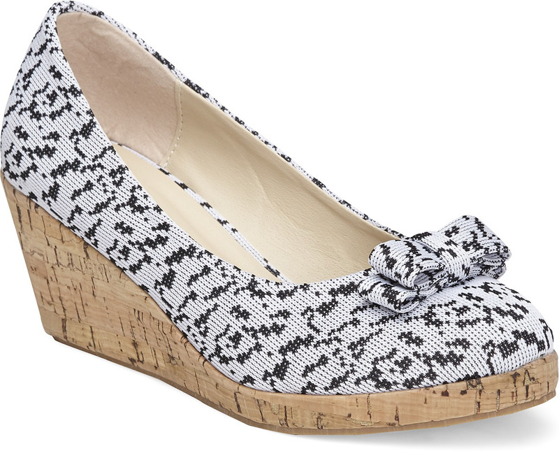 Vero Couture Women White, Black Wedges
