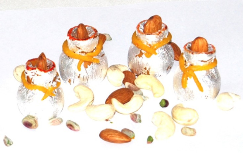 Ghasitaram Gifts Mango Pots Box(800 g)